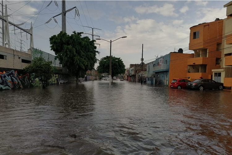 La lluvia causó daños en cocheras de la calle Esculturas, en Miravalle. (Foto: Especial).
